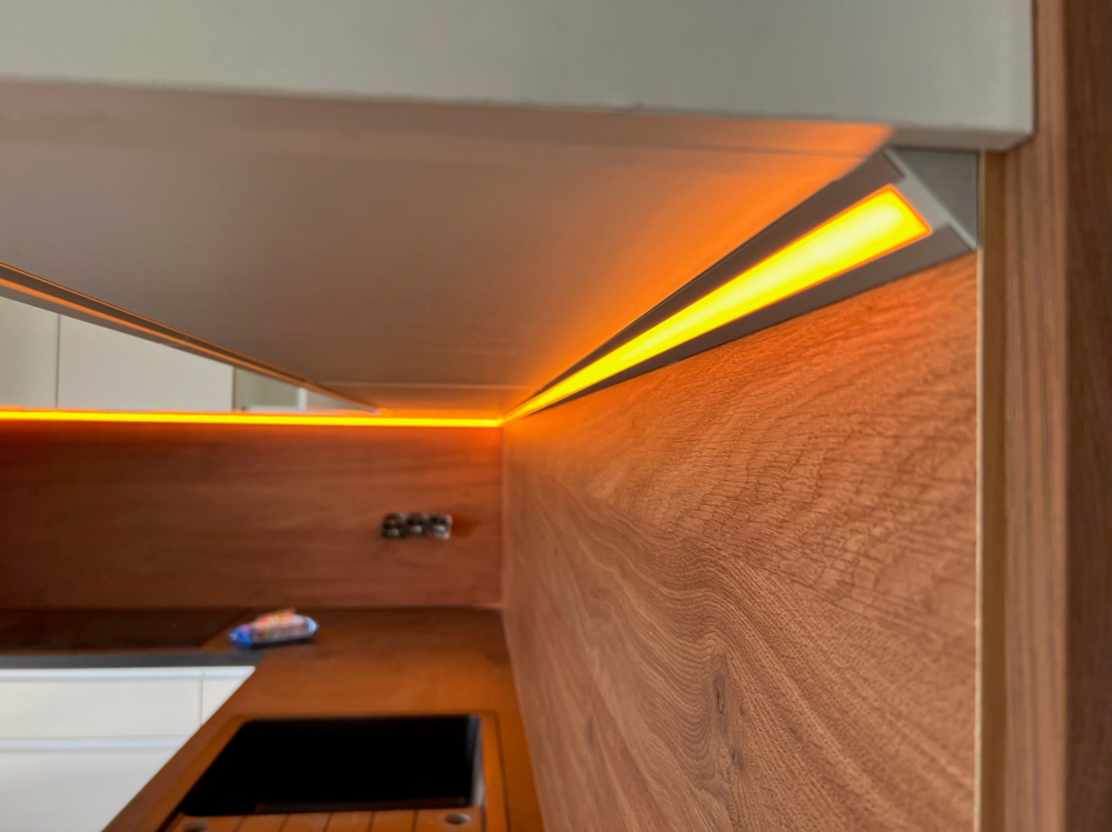 MINALOX_stmievatelny_LED_pasik_SCOF360_8W_1800K_4500K_DC24V_smarthome_kuchyna2